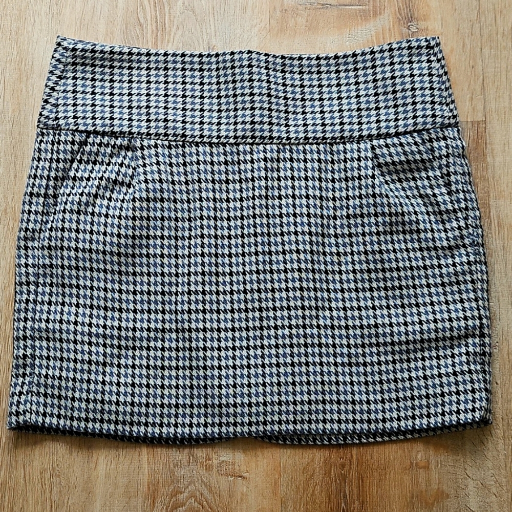 Knitted banana Republic skirt, Size 8, gray, tan and black.